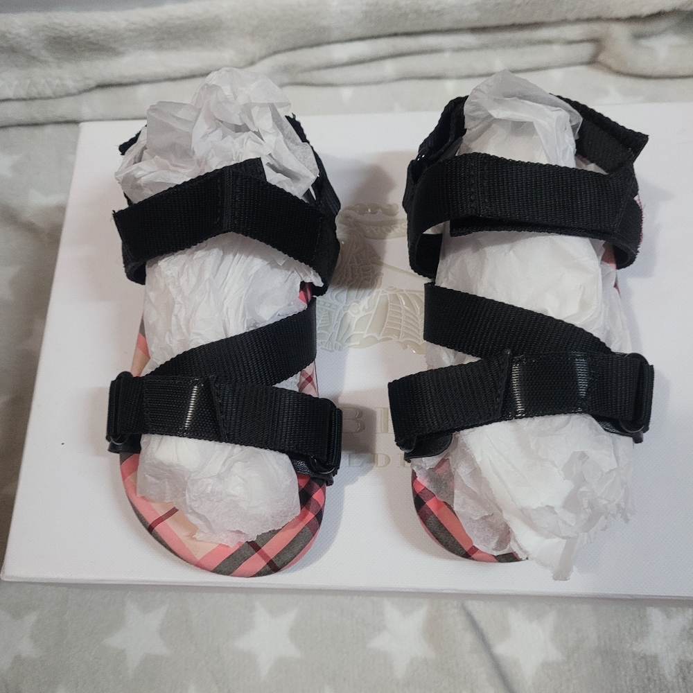 Burberry Toddler Girl Sandal, Size 27, Color Bright Rose / Black.